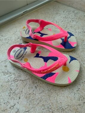 Havaianas Kids Neon Pink & Navy Patterned Sandals